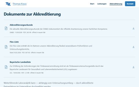 Die Akkreditierungsseite der Kundenwebsite mit den verlinkten Dokumenten Akkreditierungsurkunde, Flex-Liste und Bayerische Landesliste