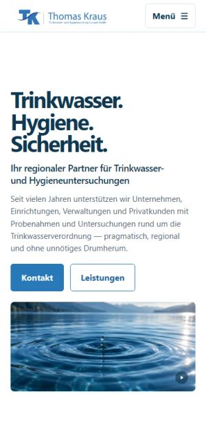 Die Startseite von probenahme-bayern.de auf einem Smartphone mit Menü, Überschrift und Kontakt-Schaltfläche